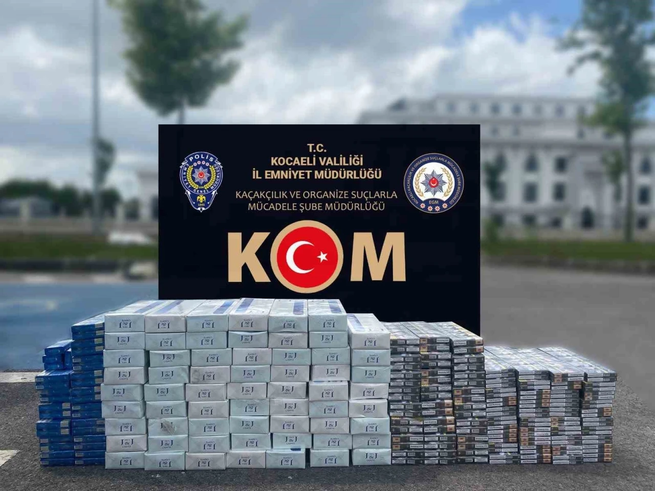 TEM Otoyolu’nda bir tırda 350 paket gümrük kaçağı sigara ele geçirildi
