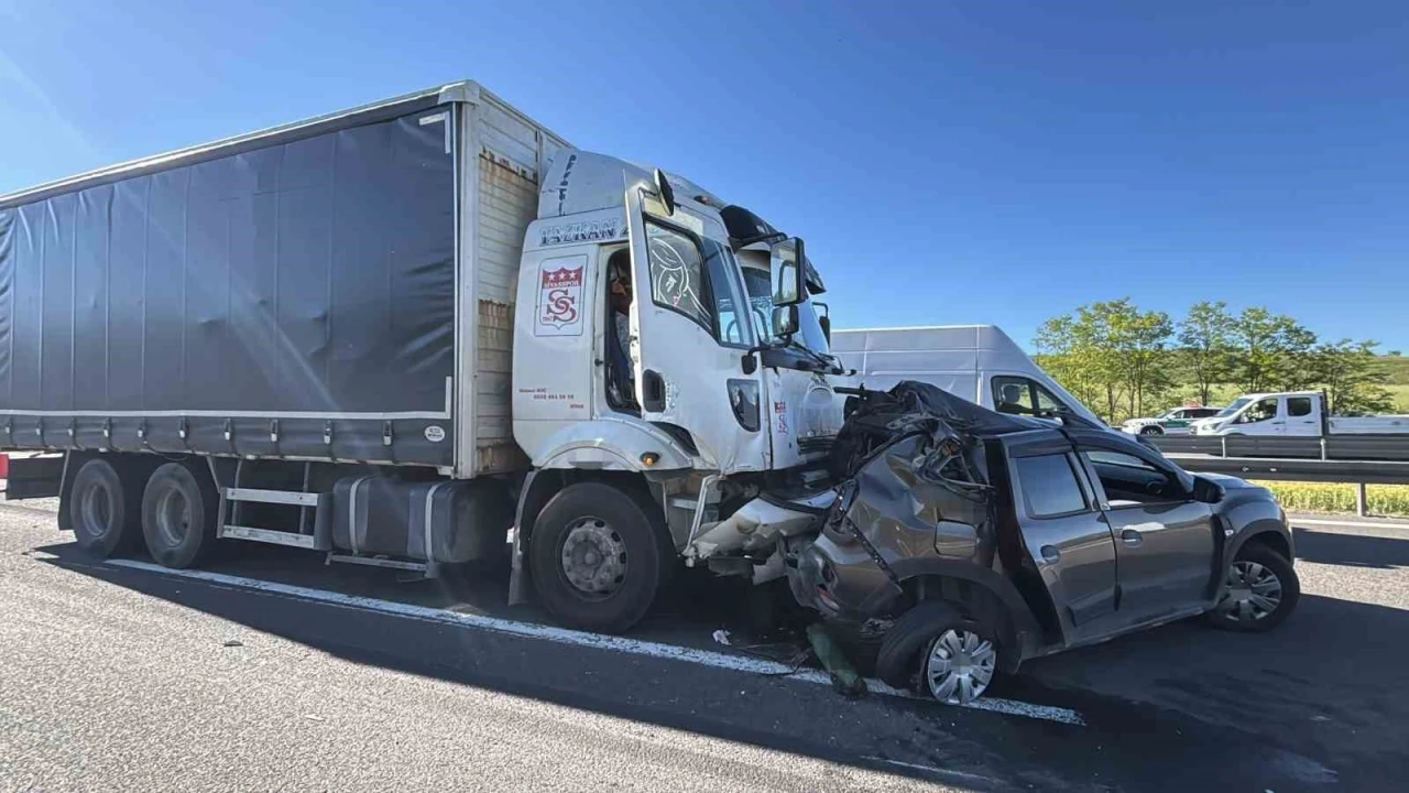 TEM Otoyolu&rsquo;nda kamyon cipi &ouml;n&uuml;ne katıp s&uuml;r&uuml;kledi: 2 yaralı
