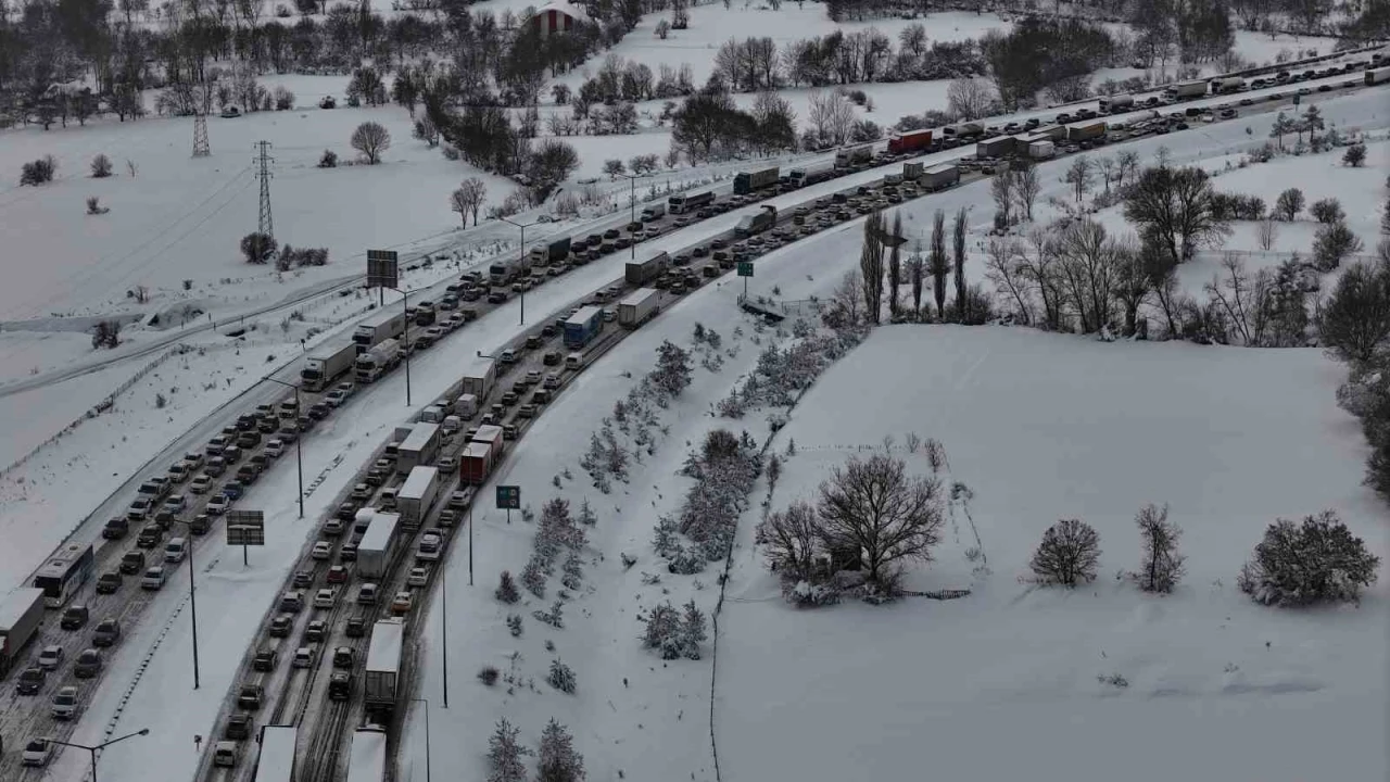 TEM Otoyolu&rsquo;nun Bolu ge&ccedil;işinde trafik fel&ccedil;: Ankara ve İstanbul y&ouml;n&uuml;nde trafik durdu
