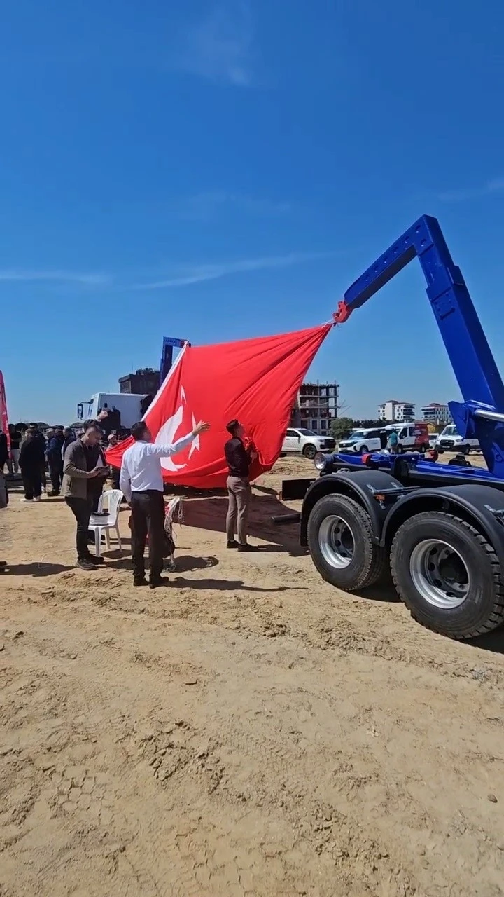 Temel atma t&ouml;reninde bayrak hassasiyeti takdir topladı
