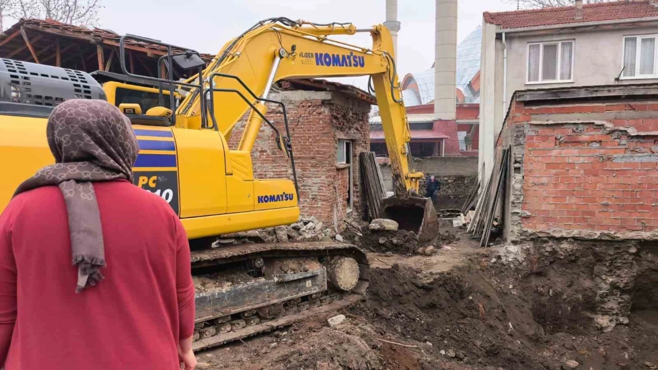 Temel i&ccedil;in kazılan yerden tarihi mezar kalıntıları &ccedil;ıktı
