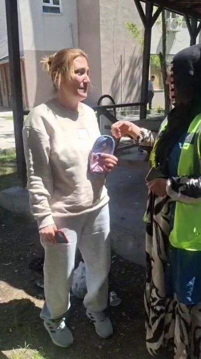 Temizlik görevlisi bulduğu para dolu cüzdanı sahibine teslim etti
