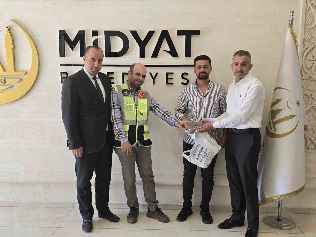 Temizlik görevlisinden örnek davranış: Yerde bulduğu 111 bin 500 lirayı sahibine ulaştırdı
