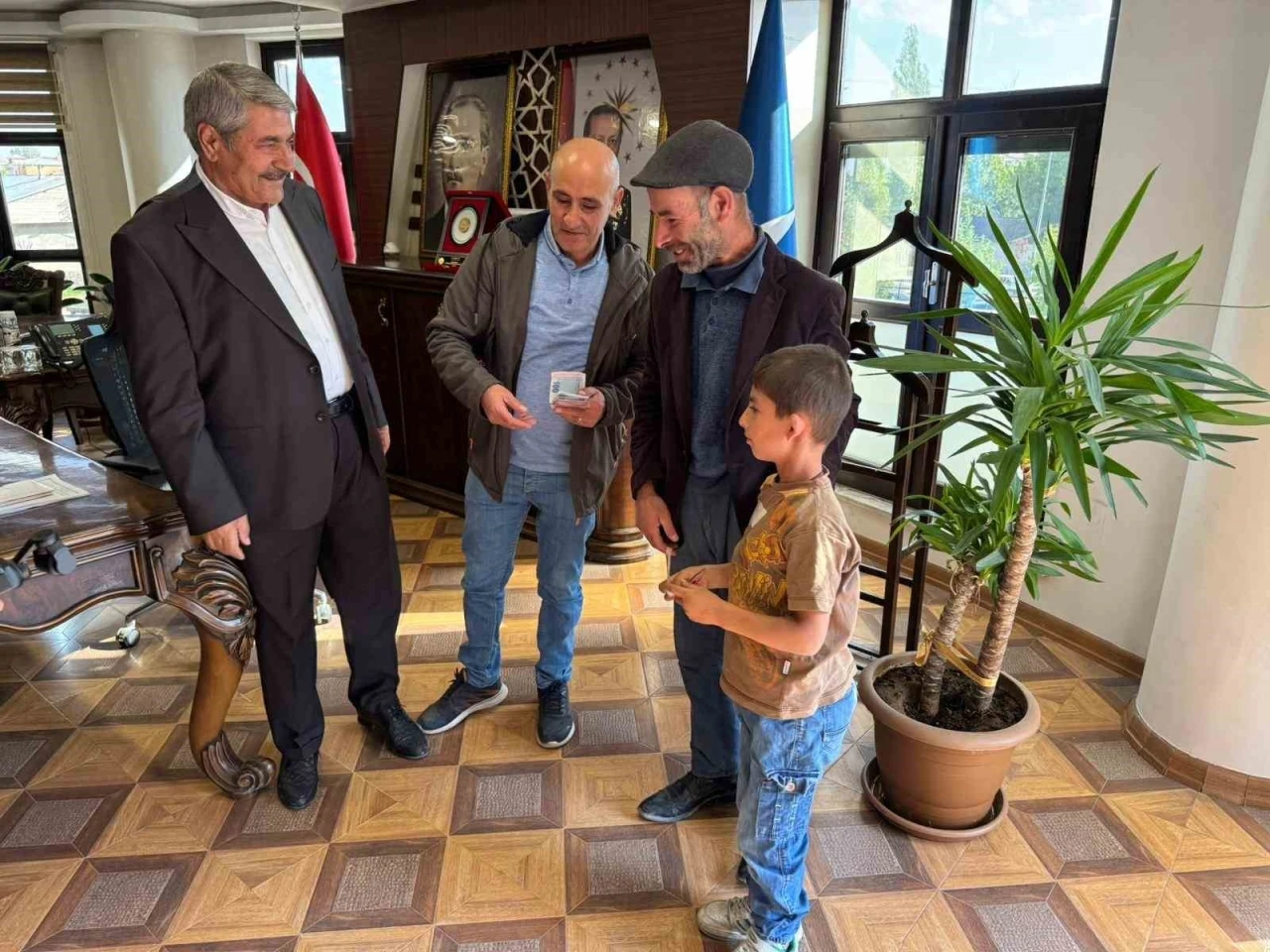 Temizlik personeli buldu, başkan teslim etti: İşçinin dürüstlüğü takdir topladı
