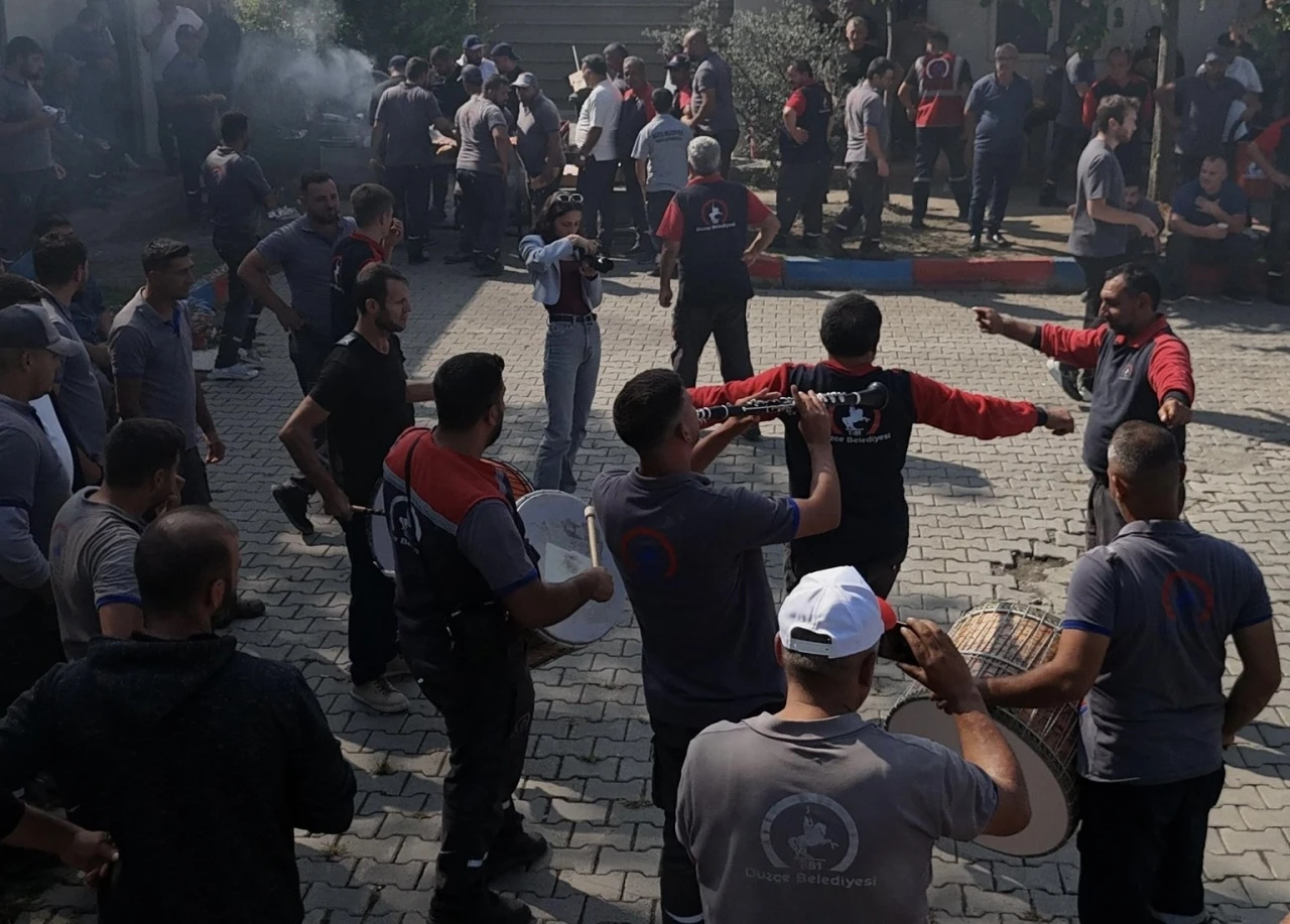 Temizlik personeli yeni döneme eğlenceli başladı
