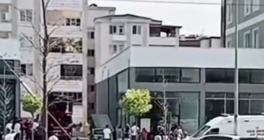 Temizlik yaparken 7. kattan düşen bina görevlisi hayatını kaybetti
