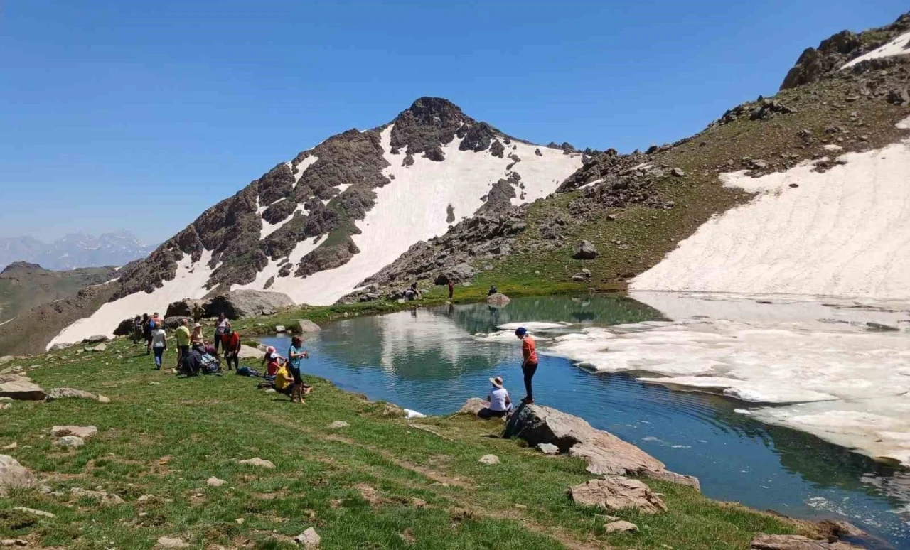 Temmuz ayında buzlu g&ouml;lde y&uuml;zme keyfi
