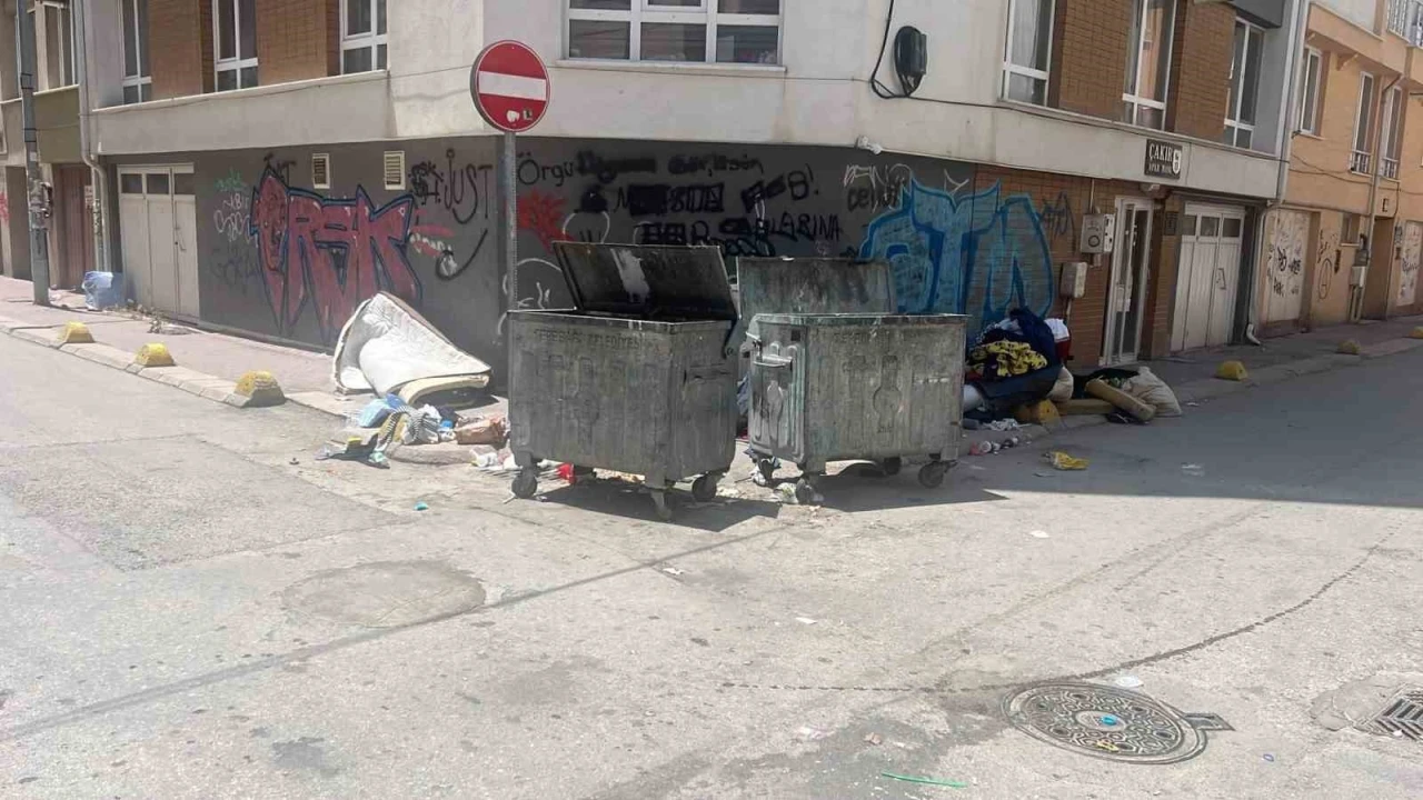 Tepebaşı&rsquo;ndaki sokaklarda &ccedil;evre ve g&ouml;r&uuml;nt&uuml; kirliliğine sebep olan &ccedil;&ouml;pler
