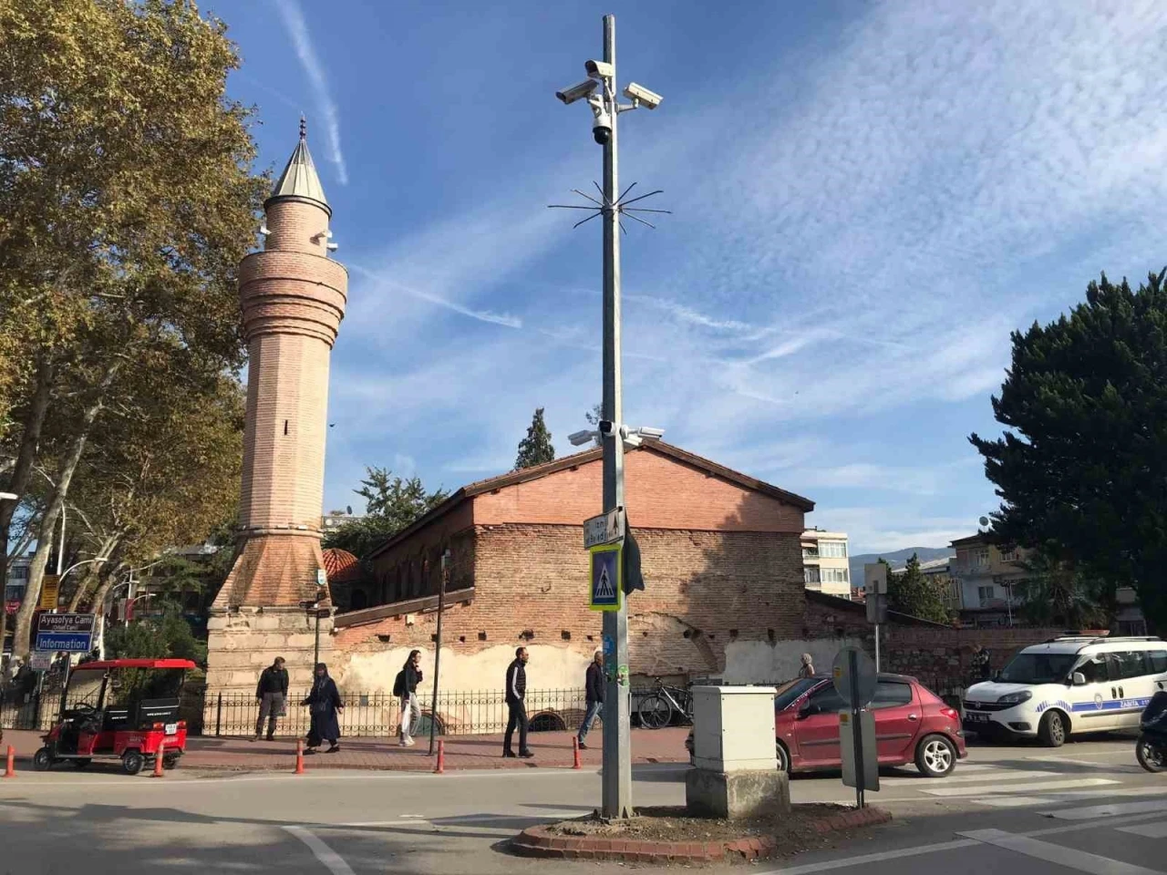 Tepki çeken restorasyon: &quot;602 yıllık minare ayakta, 18 yıllık minare çürüyor&quot;
