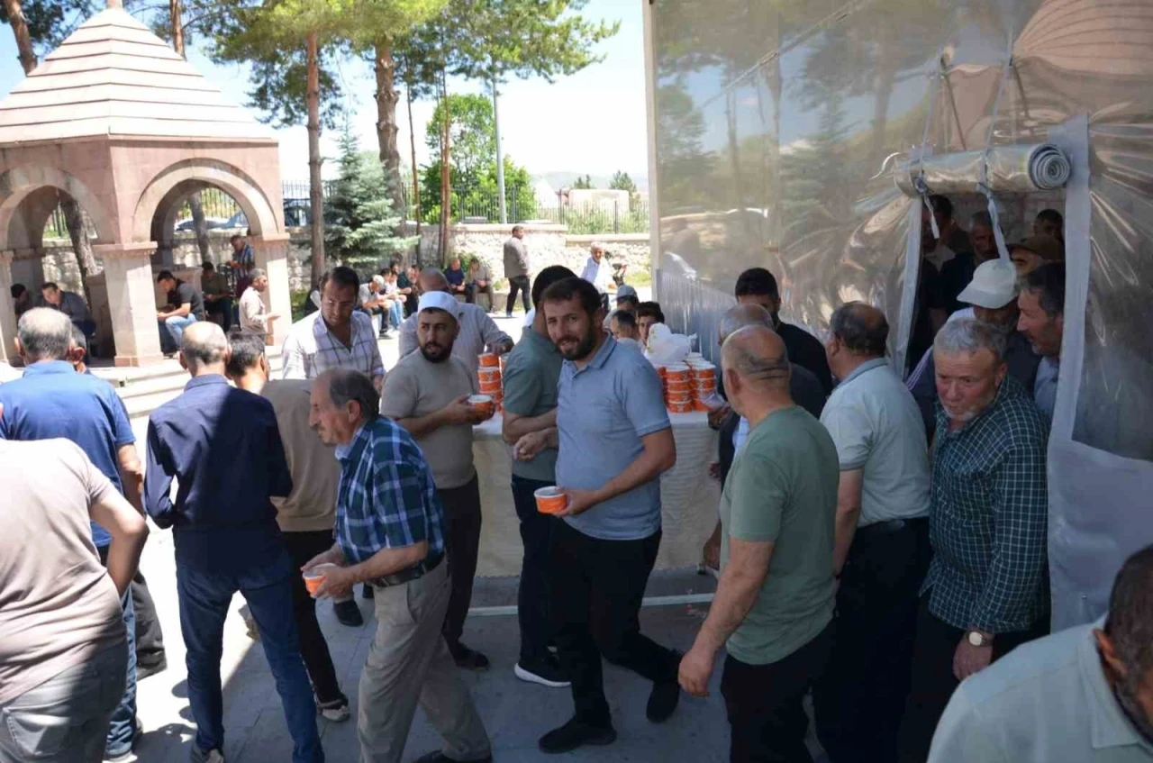 Tercan&rsquo;da Muharrem ayı dolayısıyla cemaate aşure ikram edildi
