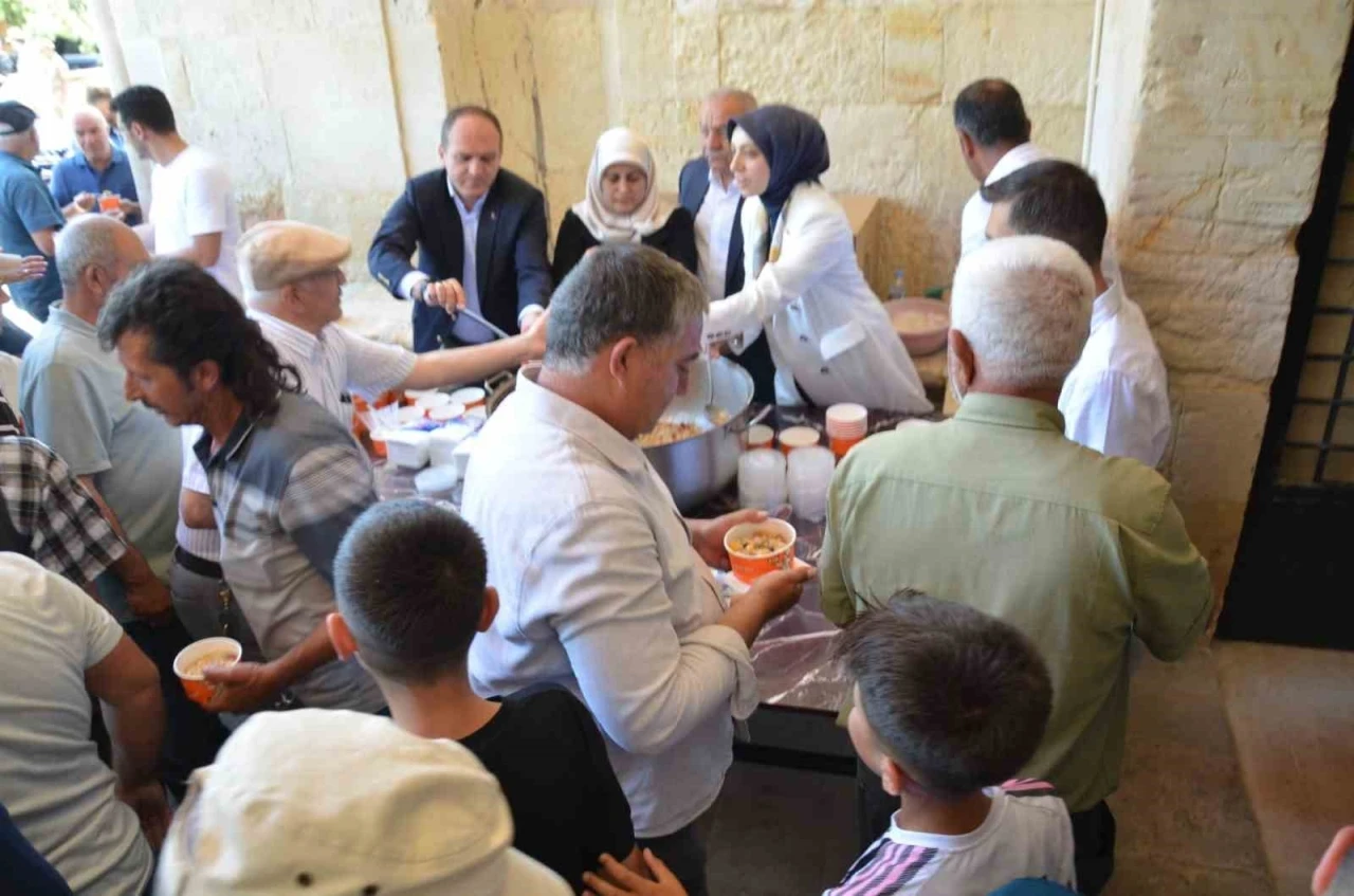 Tercan&rsquo;da tarihi kervansarayda vatandaşlara aşure ikram edildi
