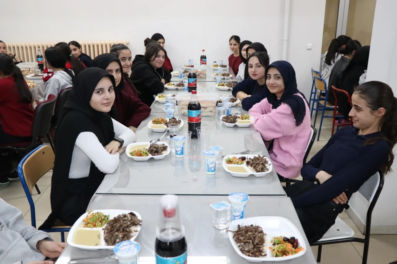 Tercan Kaymakamı &ouml;ğrencilerle iftar sofrasında
