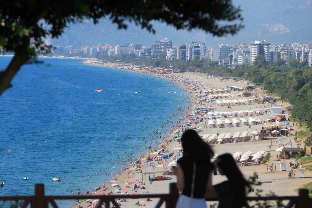 Termometreler 37 dereceyi gösterdi, yazın son günlerinde Antalya sahilleri doldu taştı
