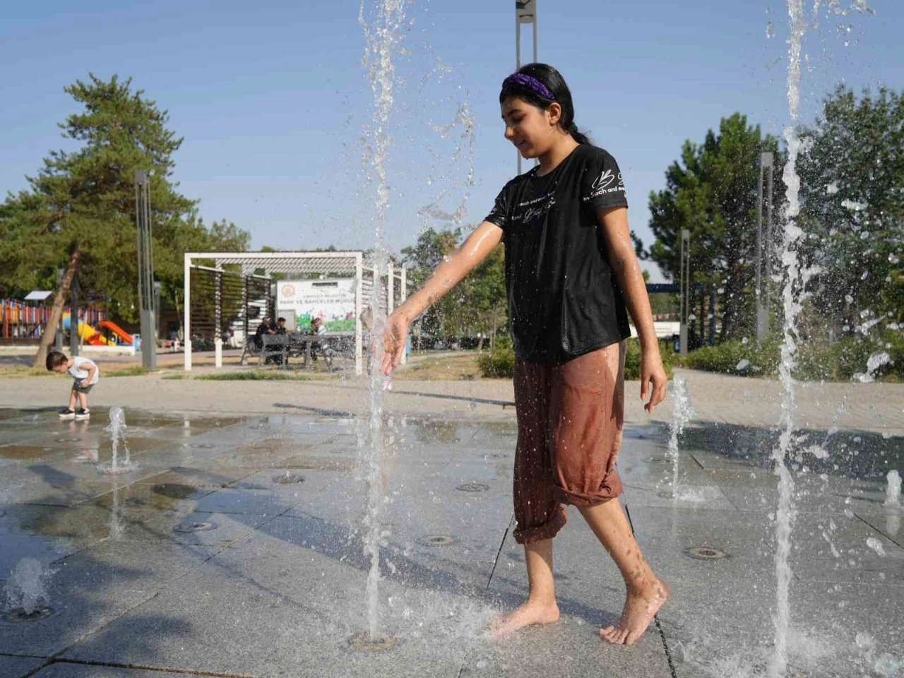 Termometreler 40 dereceyi gösterdi, vatandaşlar gölgeliklerde vakit geçirdi
