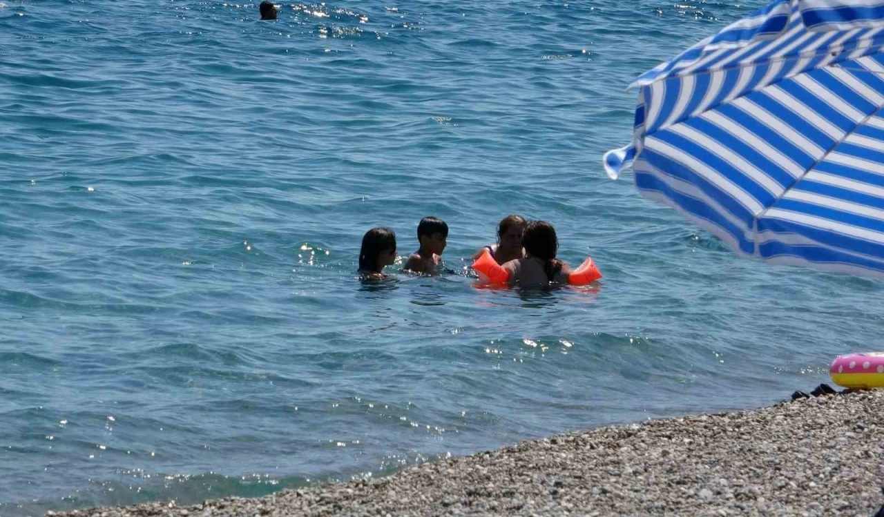 Termometrelerin 43 dereceyi g&ouml;sterdiği Antalya&rsquo;da sahiller doldu
