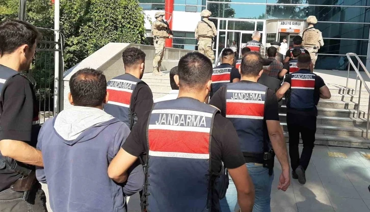 Ter&ouml;r operasyonunda g&ouml;zaltına alınan 5 kişiden 3&rsquo;&uuml; tutuklandı
