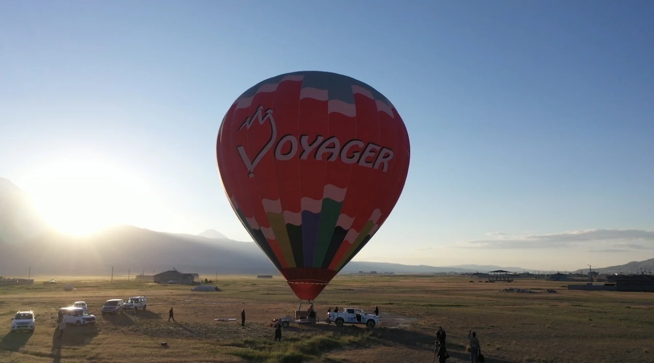 Ter&ouml;rden arındırılan Ağrı Dağı&rsquo;nda balon turizmi başlıyor
