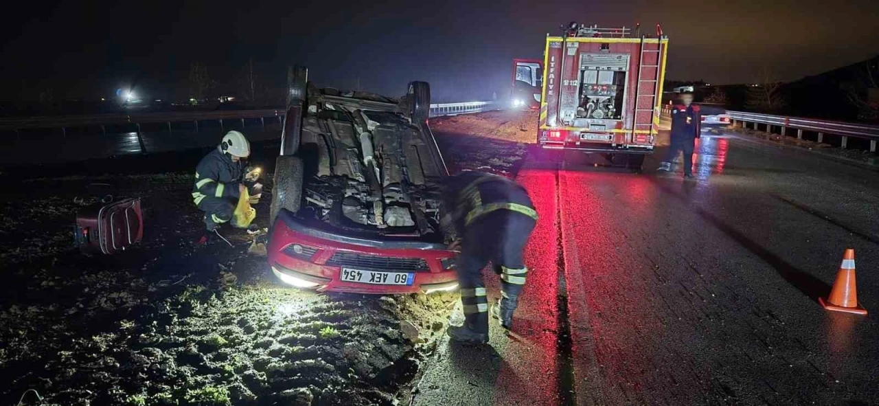 Ters d&ouml;nen otomobildeki 2 kişi yaralandı
