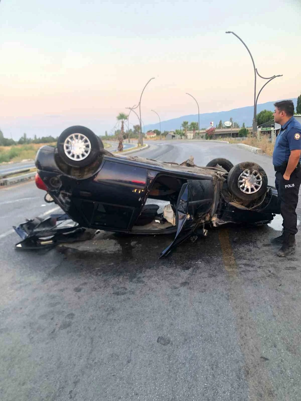 Ters d&ouml;nen otomobildeki s&uuml;r&uuml;c&uuml;, sıkıştığı yerden kurtarıldı
