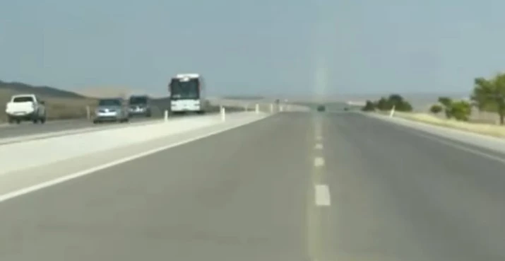Ters şeritten giden kamyonet yürekleri ağza getirdi
