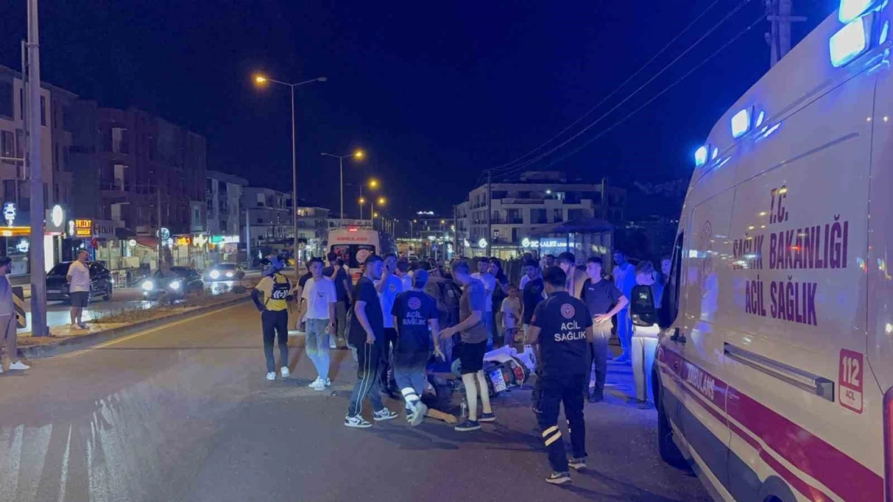 Ters şeritten U dönüşü yapan otomobil motosikletle çarpıştı: 2 yaralı
