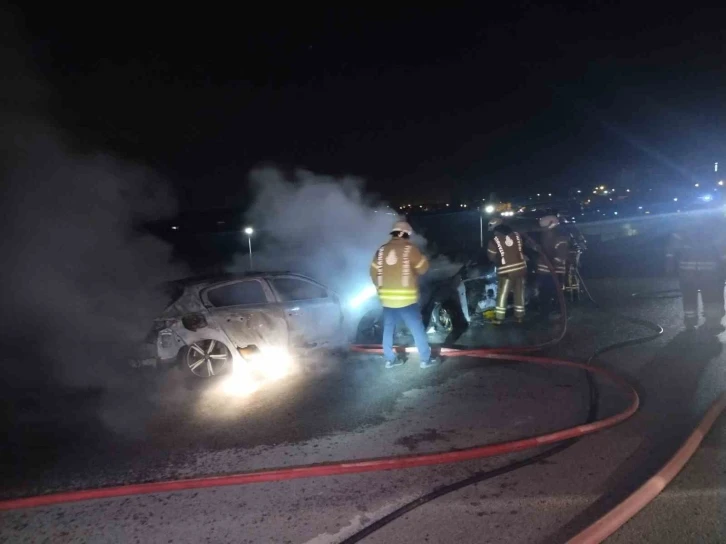 Ters yönde giden otomobil ile ticari taksi çarpışarak alev alev yandı: 2 yaralı
