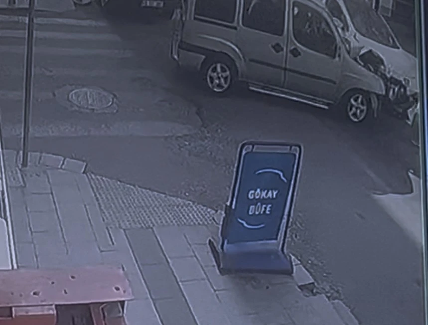 Ters y&ouml;nden &ccedil;ıkan aracın kazaya karıştığı anlar kamerada

