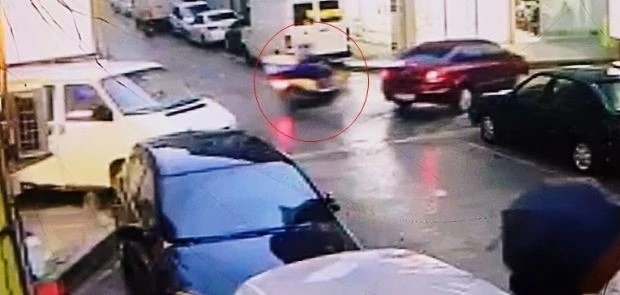 Ters yönden çıkan otomobile çarpmamak için kaza yaptı: O anlar kamerada