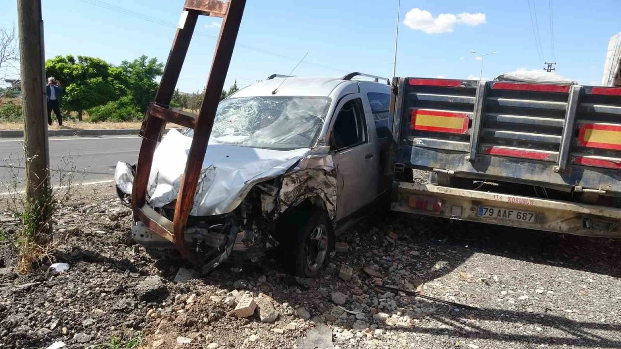 Ters y&ouml;nden giden hafif ticari ara&ccedil; direğe &ccedil;arptı: 1 yaralı
