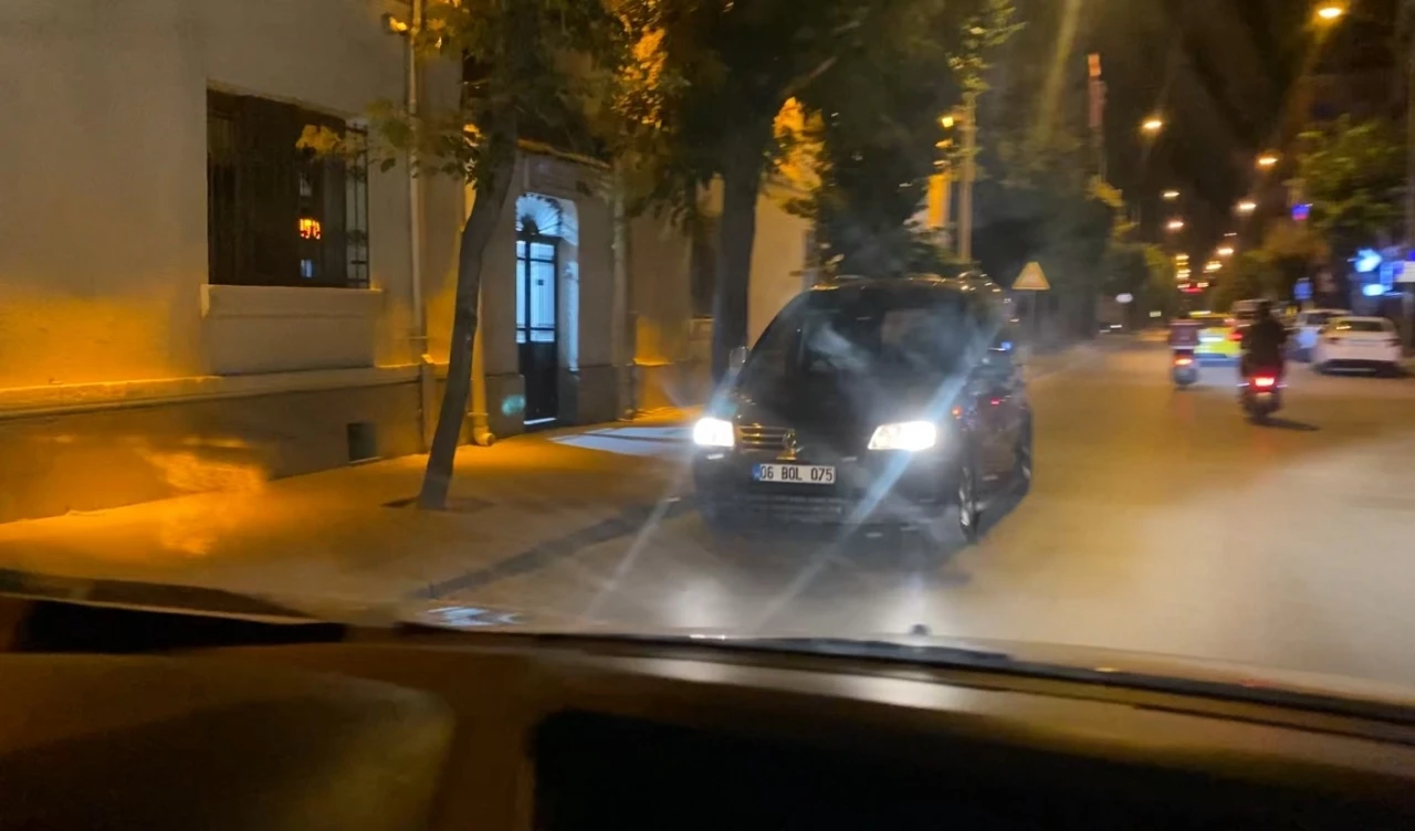 Ters yönden giden otomobil trafiği tehlikeye attı

