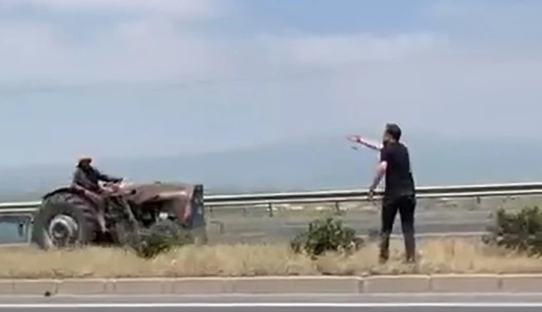 Ters yöne giren traktör sürücüsü kazaya davetiye çıkardı
