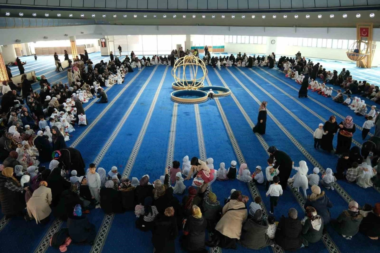 Terzibaba Camii&rsquo;nde miniklerin "&uuml;&ccedil; aylar" coşkusu
