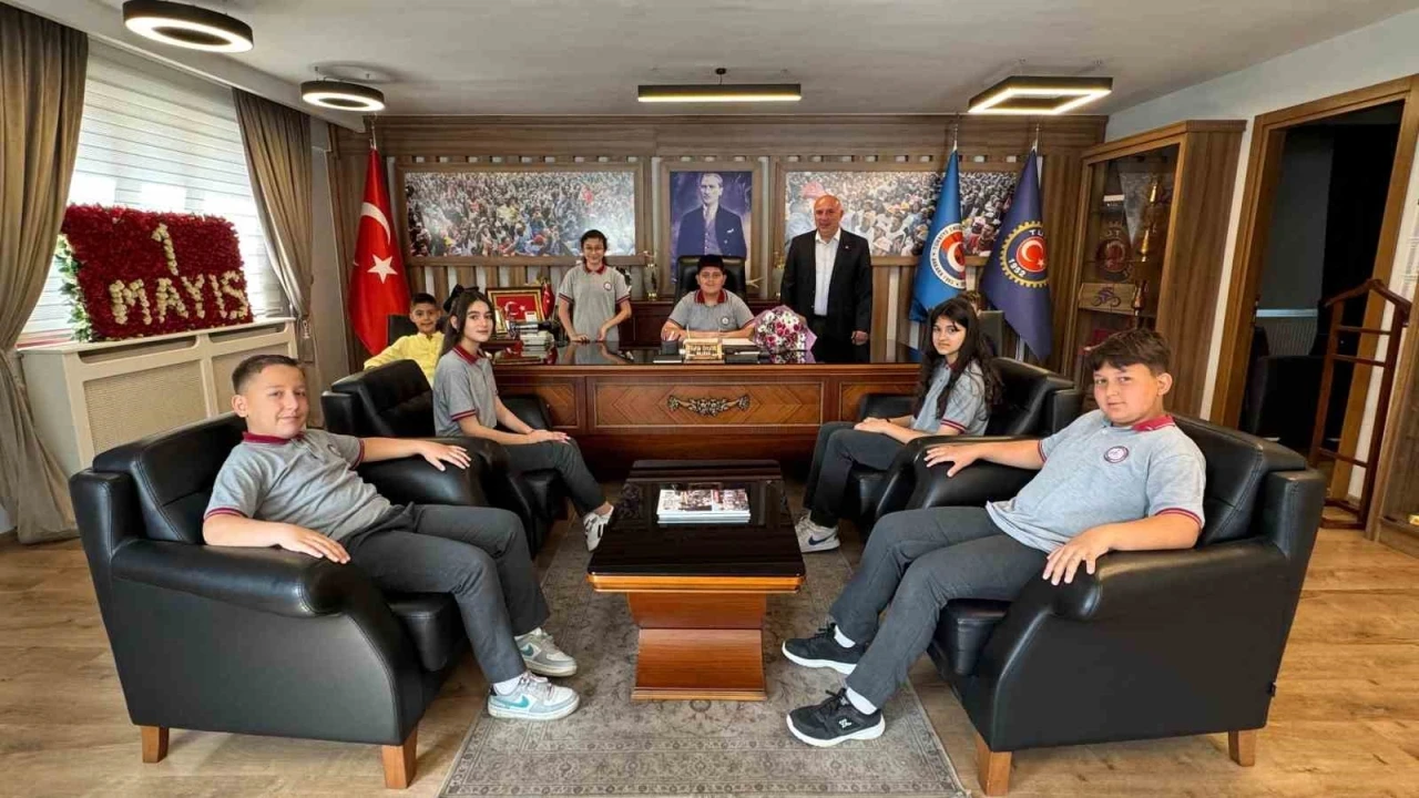 23 NİSAN'DA ÇOCUKLAR YÖNETİME GEÇTİ