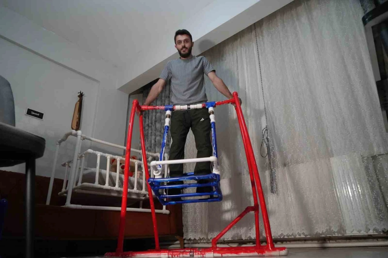 Tesisat&ccedil;ı baba adayından, doğacak bebeğine su borusundan beşik ve salıncak
