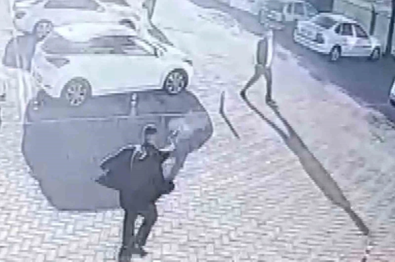 Tetikçinin otobüs firması sahibine silahlı saldırısı kamerada
