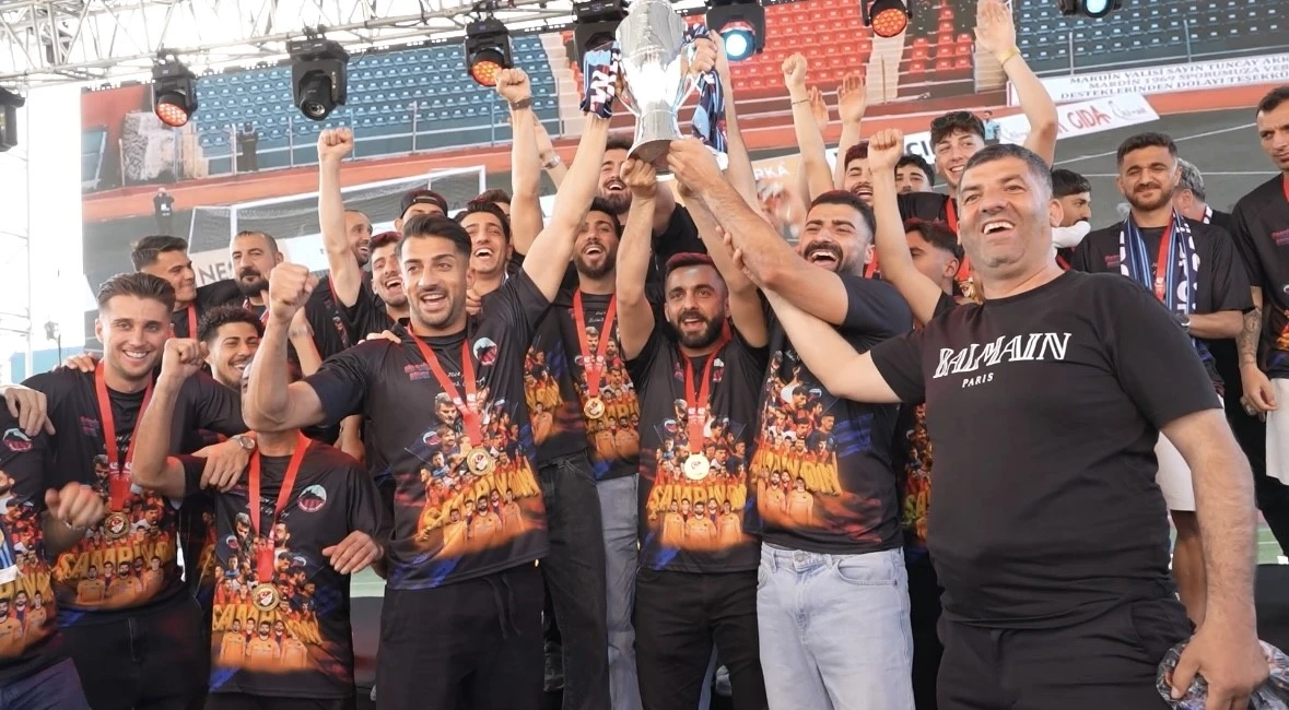 TFF 2. Lig’e yükselen Mardin 1969 Spor, şampiyonluk kupasını aldı
