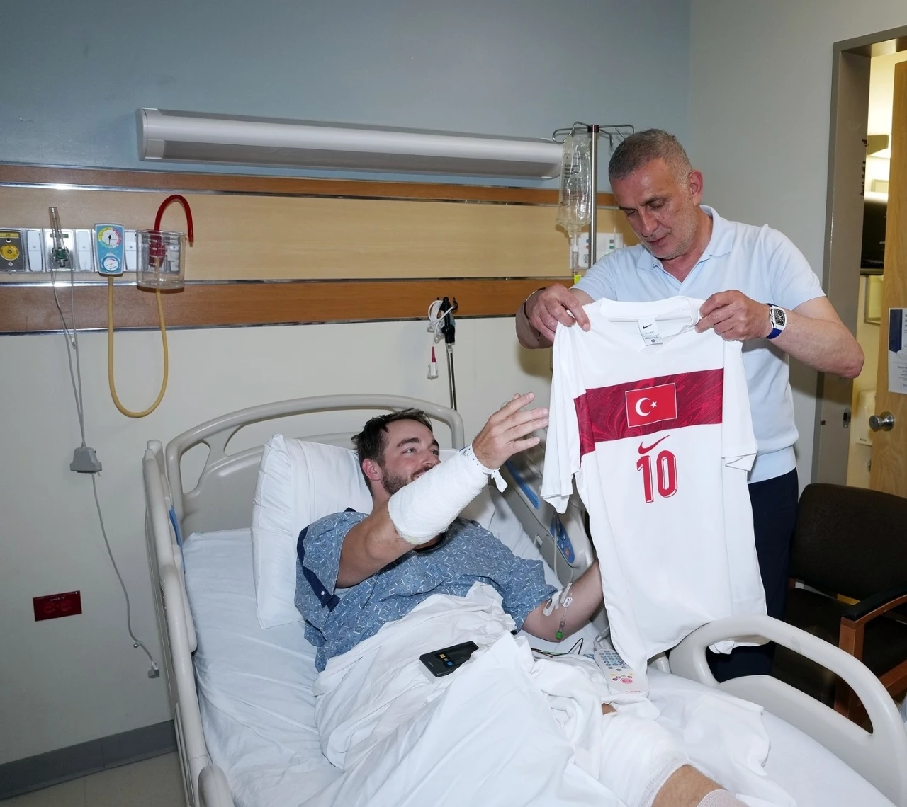 TFF Başkanı Hacıosmanoğlu, kaza geçiren polisi has