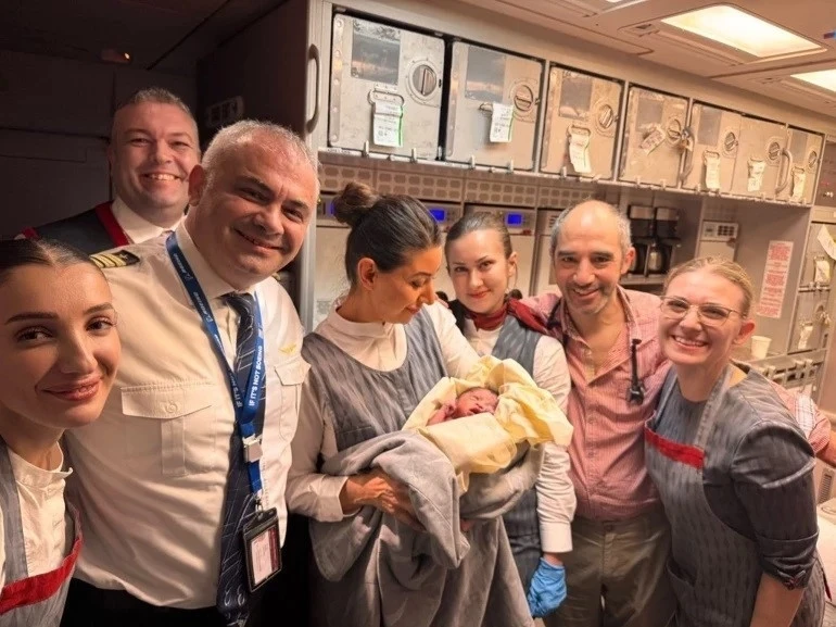 THY uçağında bebek sürprizi
