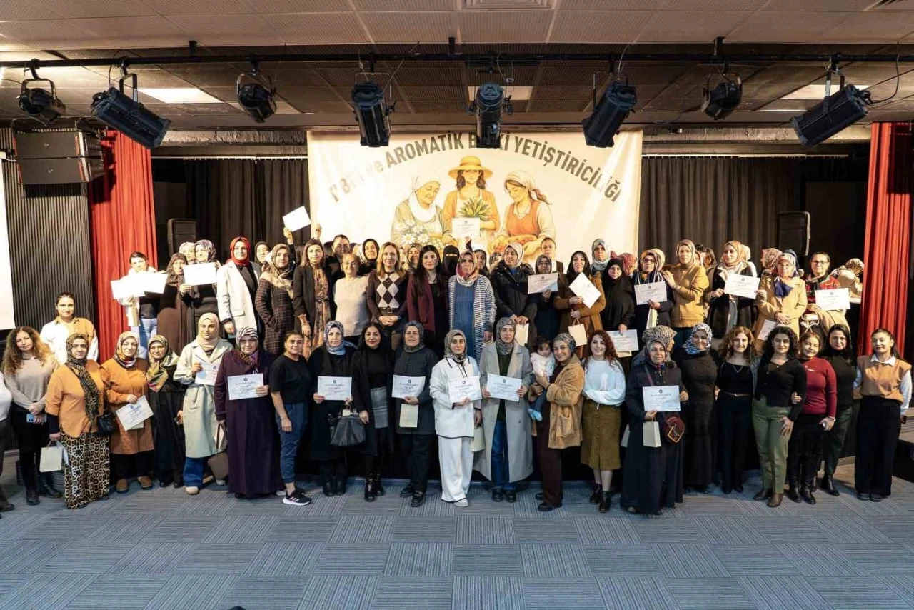 Tıbbi Aromatik Bitki At&ouml;lyesi kursiyerlerine sertifikaları verildi
