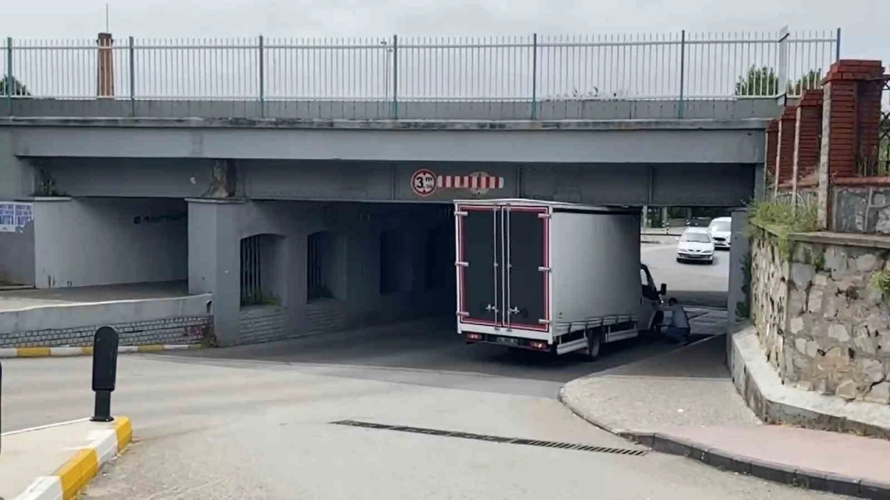 Ticari araç tren yolu alt geçitte sıkıştı
