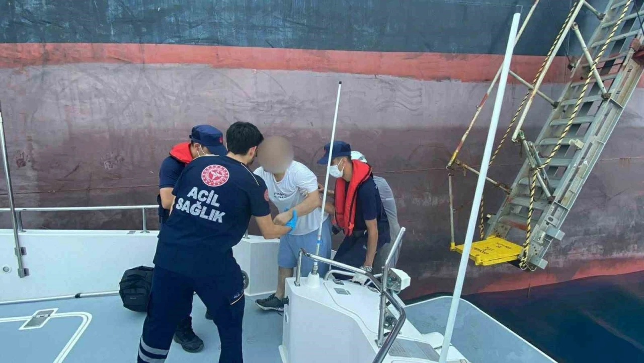 Ticari gemide rahatsızlanan vatandaşa tıbbi tahliye
