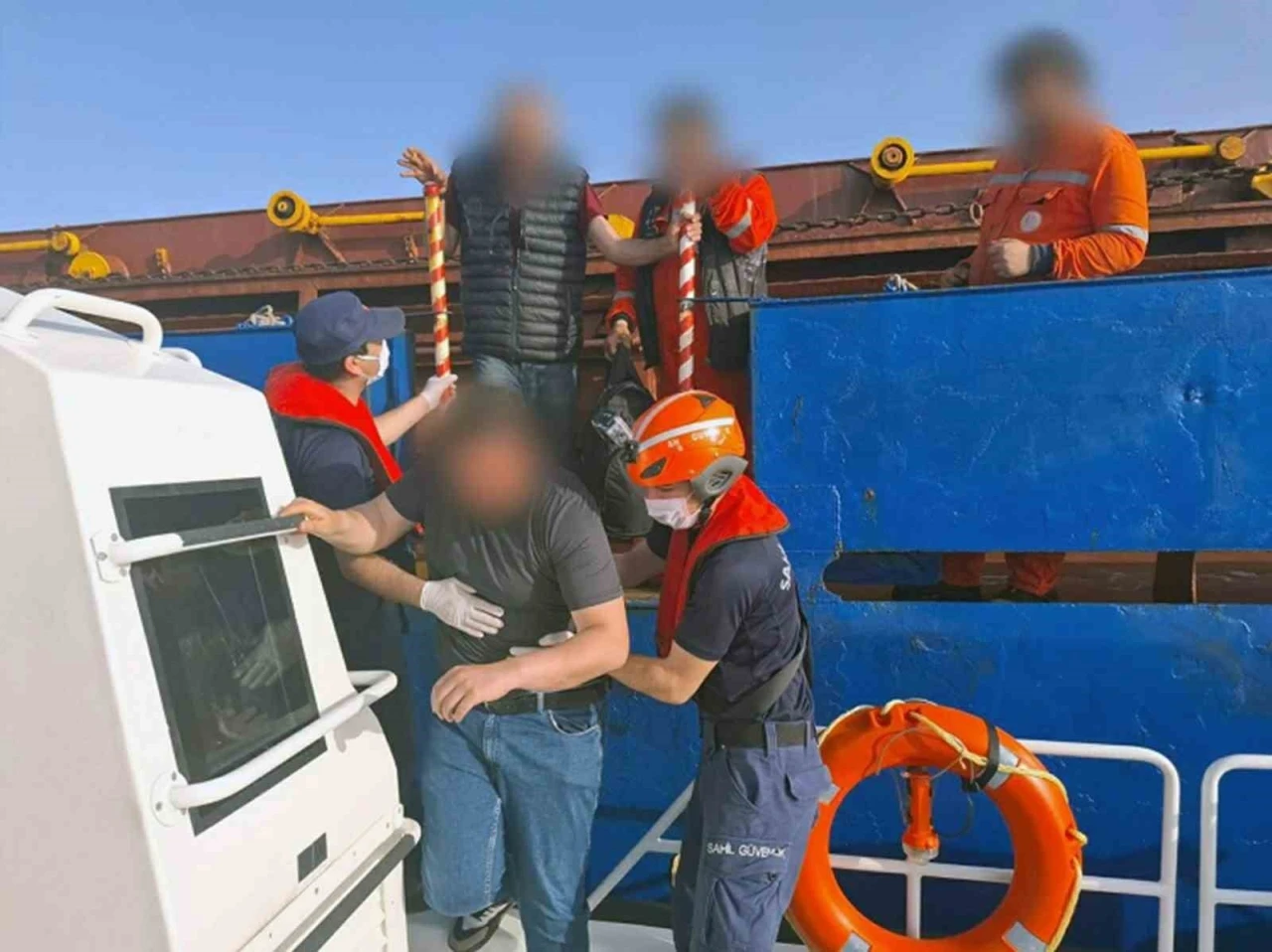 Ticari gemide yaralanan vatandaş için tıbbi tahliye
