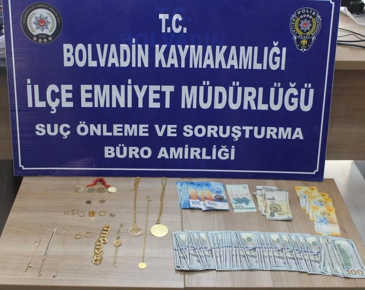 Ticari taksiyle geldikleri ilçede 2 milyon TL’lik dolandırıcılık yaptılar
