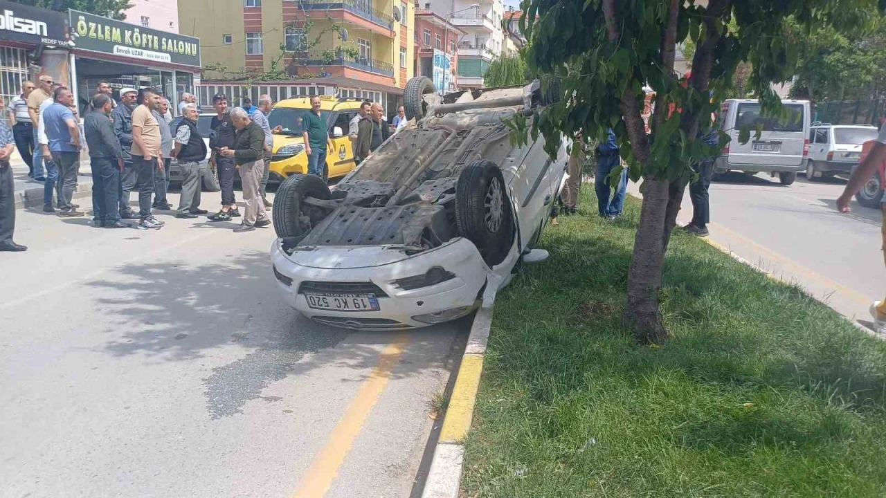 Ticari teksiyle çarpışıp takla atan otomobilin sürücüsü yara almadan kurtuldu
