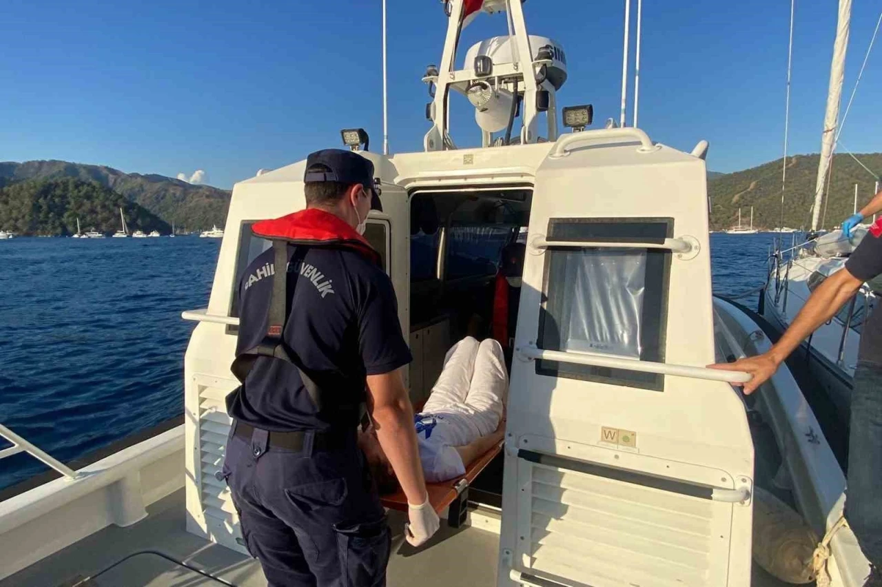 Ticari yatta yaralanan vatandaşa Sahil Güvenlik tıbbi tahliye
