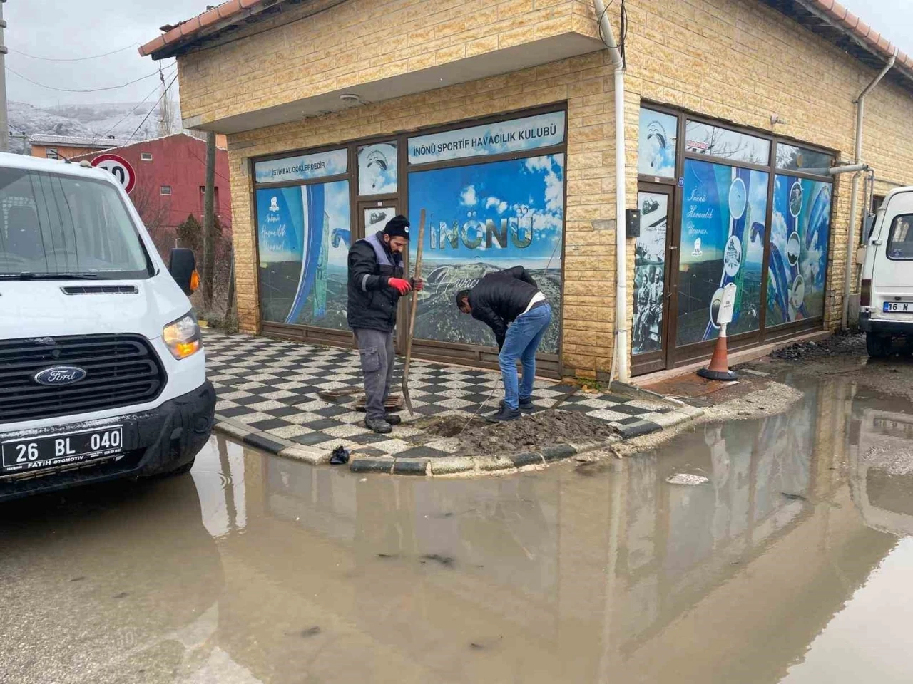 Tıkalı yağmur suyu giderleri a&ccedil;ılıyor
