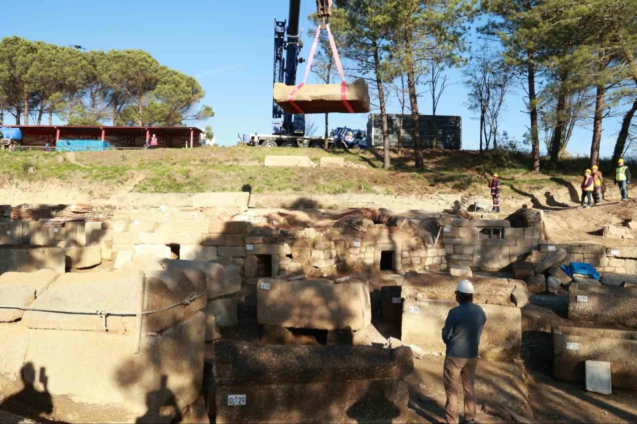 Tios Antik Kenti’nde bulunan Roma Dönemi lahitleri törenle açıldı