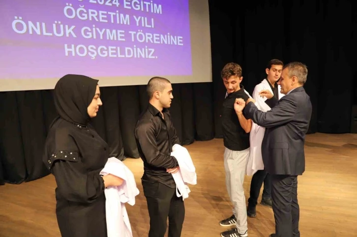 Tıp Fak&uuml;ltesi &ouml;ğrencileri beyaz &ouml;nl&uuml;klerini giydi
