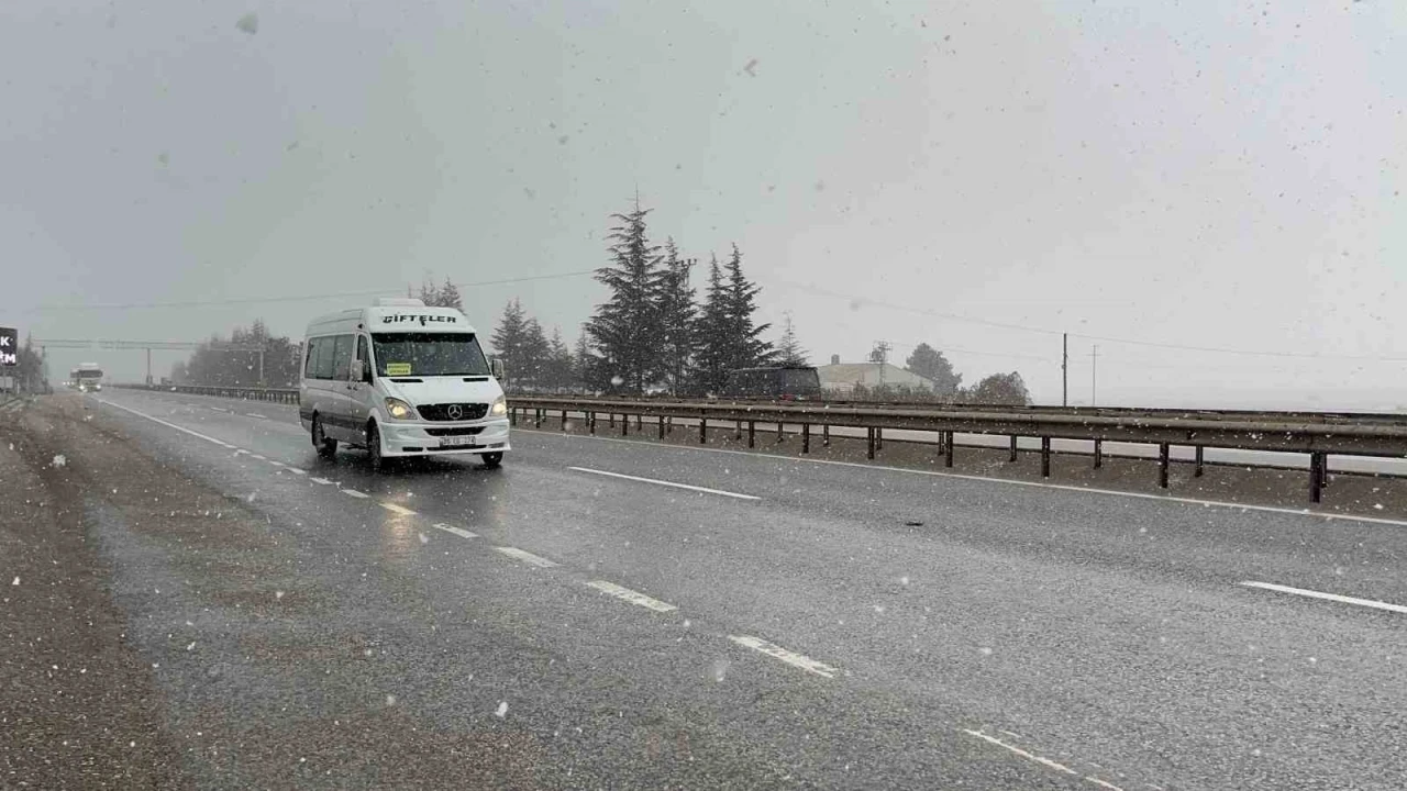 Tipi ve sis s&uuml;r&uuml;c&uuml;lere zor anlar yaşattı
