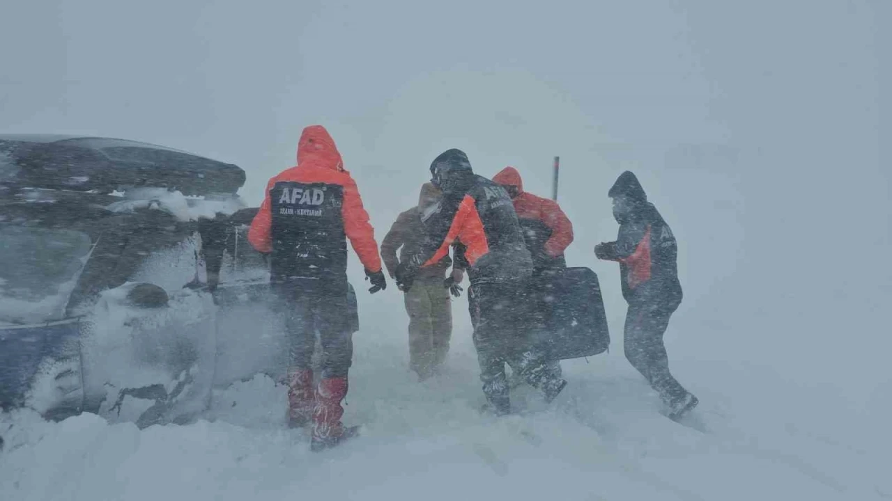 Tipide ara&ccedil;larıyla mahsur kalan vatandaşları AFAD ekipleri kurtardı
